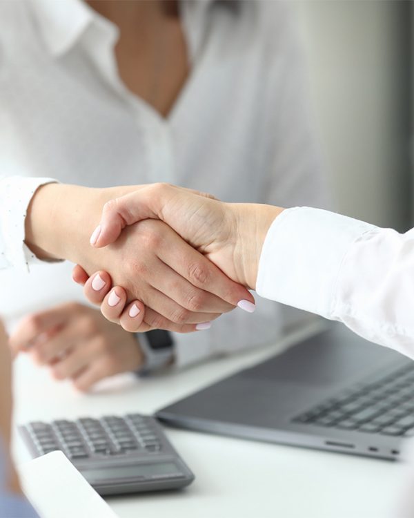 centrarse-en-las-mujeres-que-se-dan-la-mano-despues-de-firmar-un-acuerdo-rentable-2