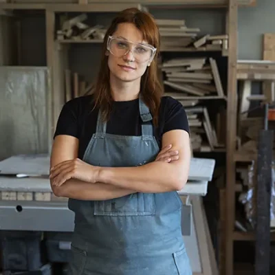 Mujer trabajadora en un taller de madera